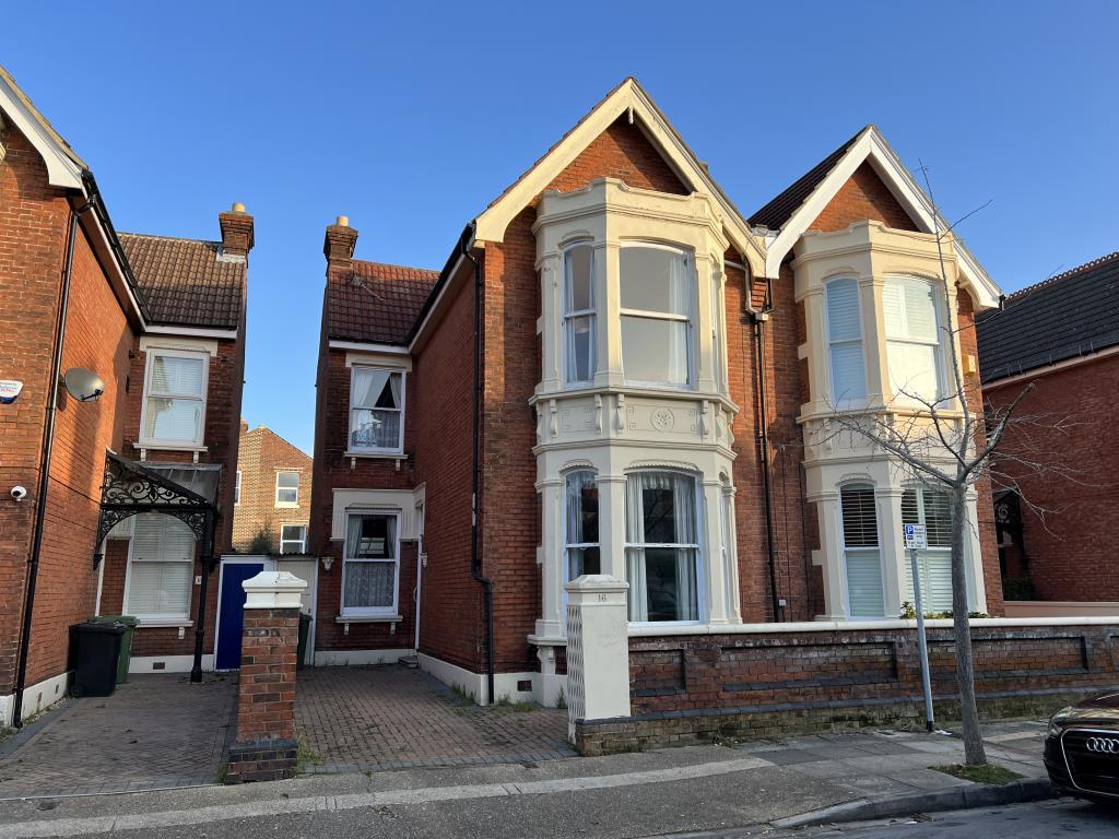 Lot: 114 - SUBSTANTIAL SEMI-DETACHED HOUSE FOR IMPROVEMENT - Semi-detached house with off road parking